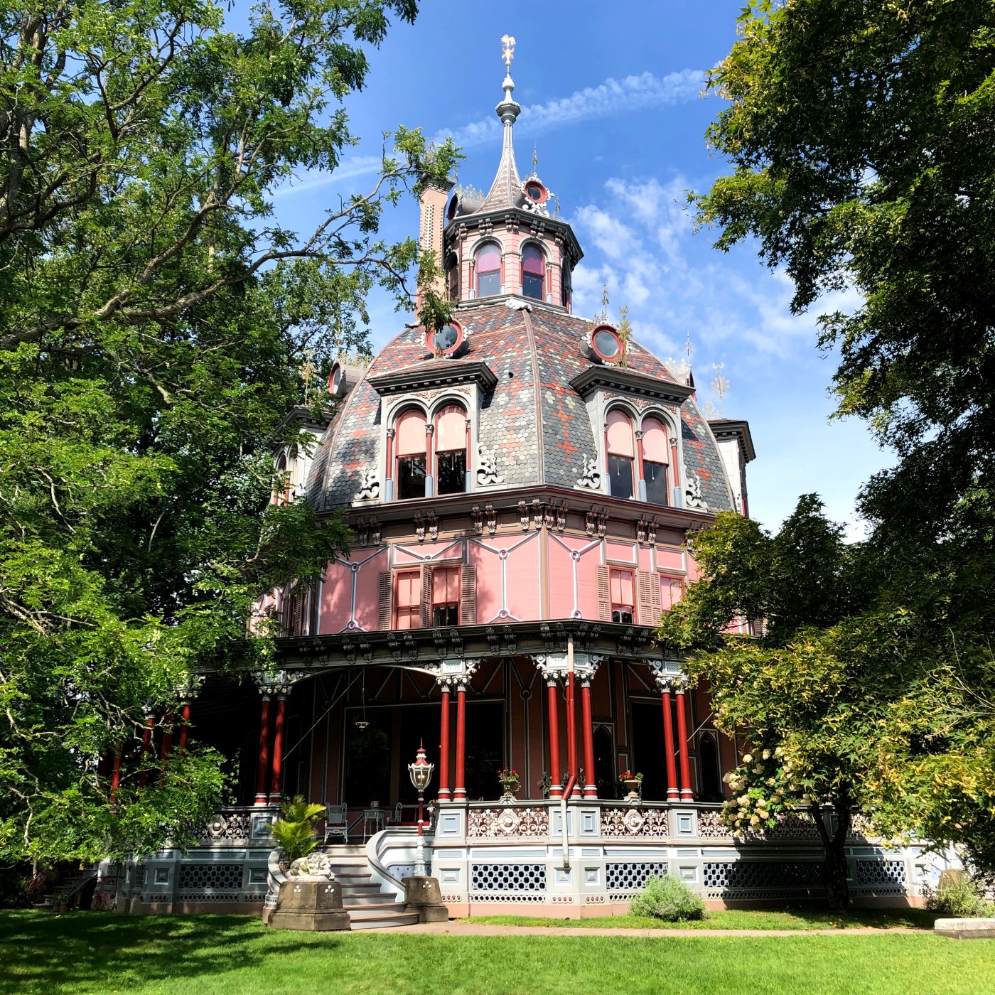 front view of the Armour-Stiner Octagon House